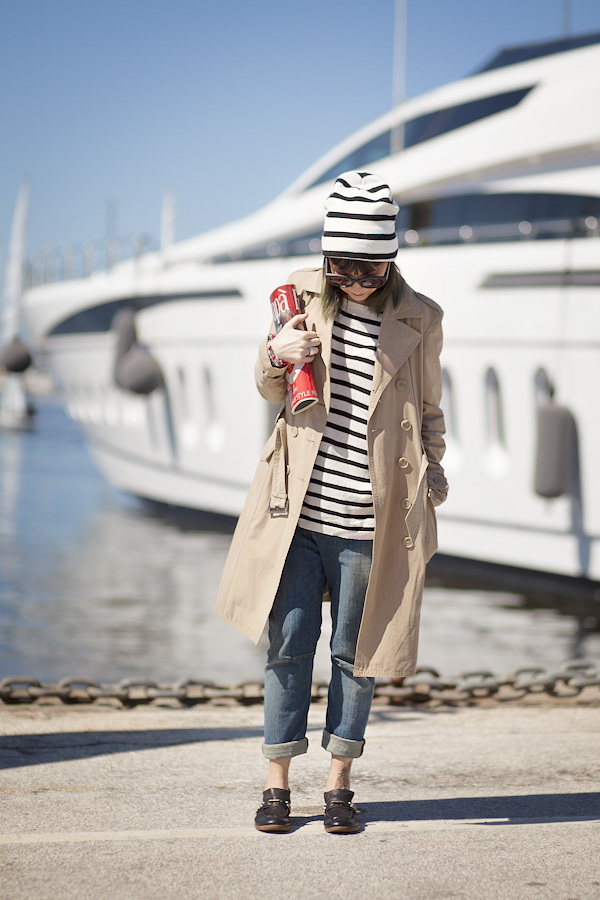 Smilingischic, fashion blog, Sandra Bacci, Walking down in the dock in a striped style, darsena Viareggio, trench classico, maglia oversize a righe H&M, outfit, berretto a righe, abbigliamento per una passeggiata al porto 