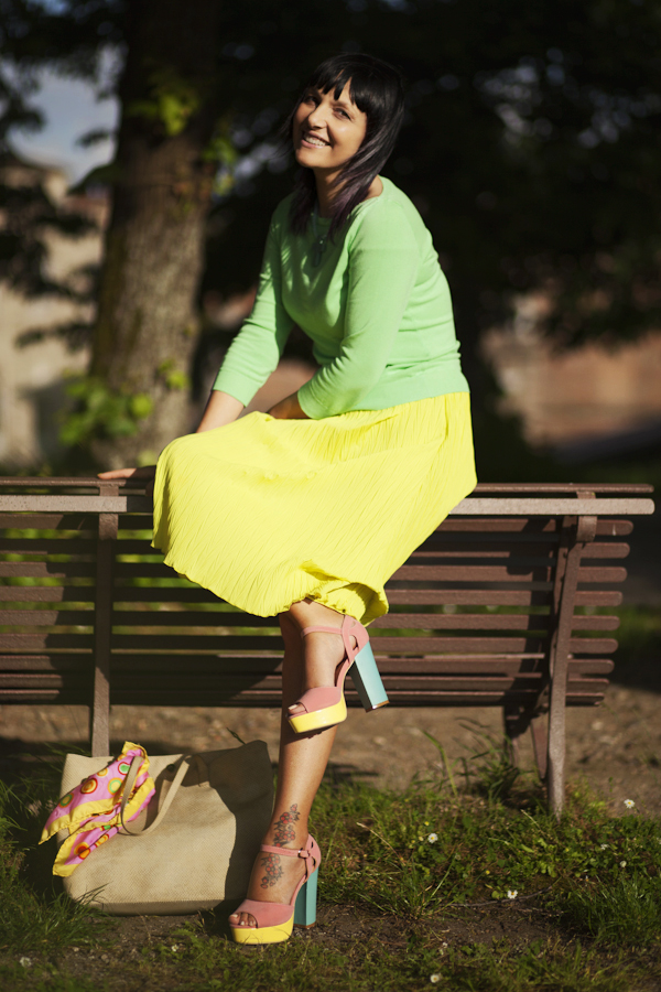 Smilingischic, fashion blog, Ladrèe colors, macarons style. verde lime, mura di Lucca. outfit,  panchina, 