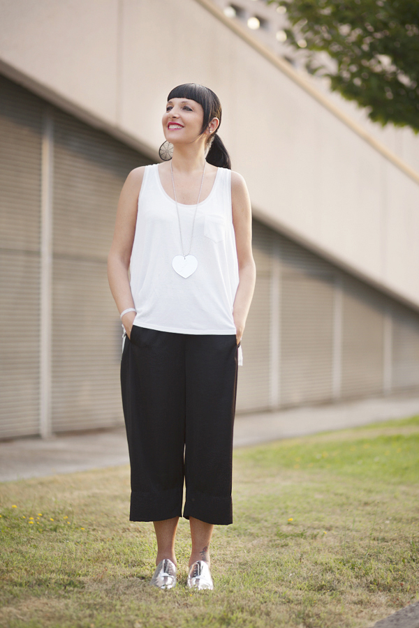 Smilingischic, fashion blog, stile giapponese, Japan trend, black and white, outfit, Balance and symmetry in black and white, smile, collana a cure, 