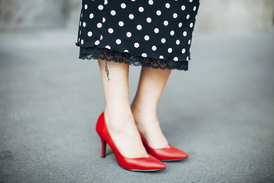 Smilingischic, fashion blog, Sandra Bacci, polka -dot dress by D&G, pizzo. dettagli, décolleté rosse 